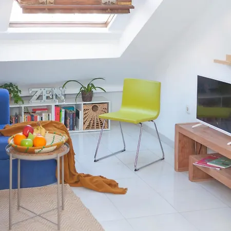 Picasso's Dream Cozy & Chic Attic Plaza Merced *